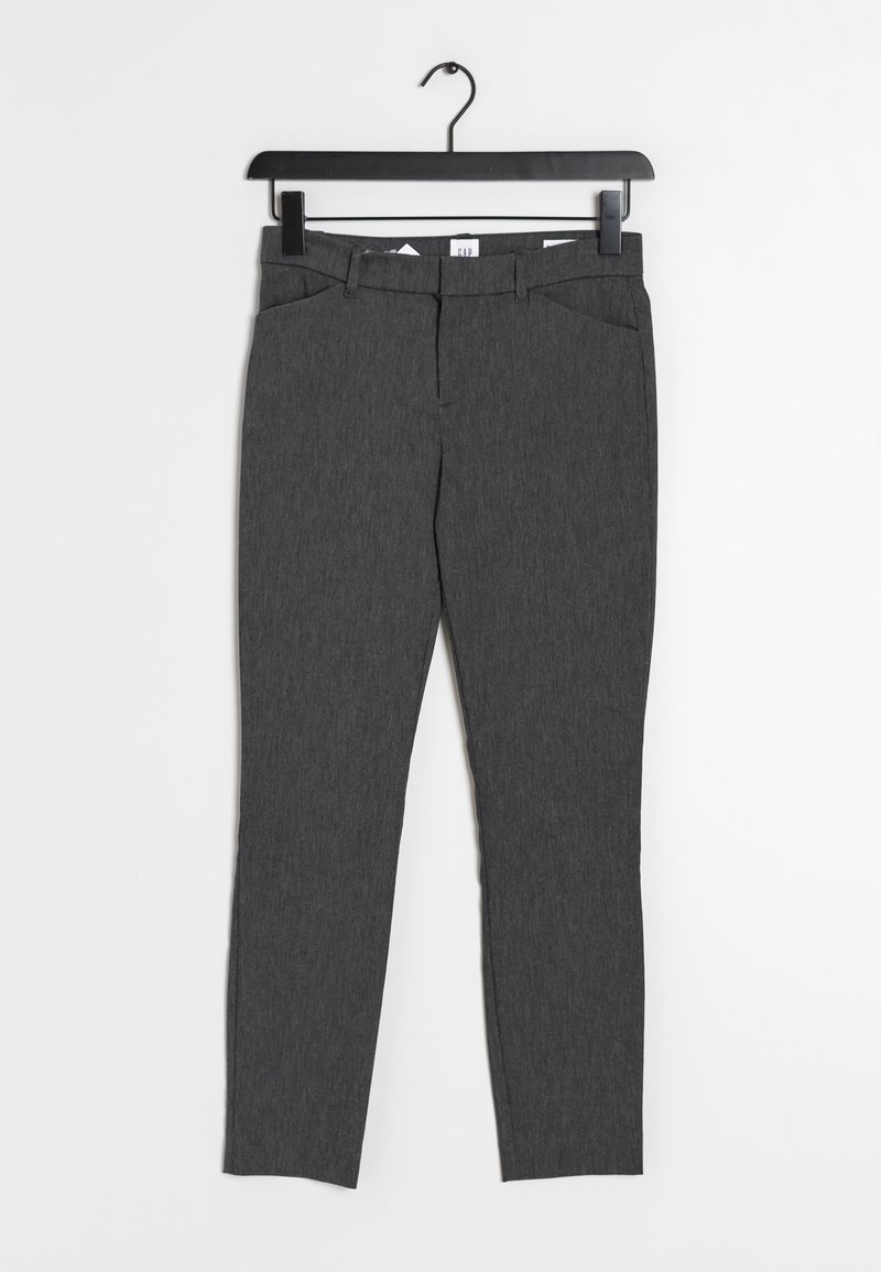 Pantalon gris foncé à jambes droites suspendu sur un cintre noir avec passants de ceinture et poches avant visibles.
