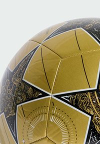 Zlatý a černý fotbalový míč s geometrickým vzorem a hvězdicovými motivy, lesklou texturou a propracovanými ilustrovanými detaily.