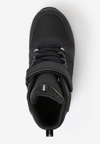 Schwarzer High-Top-Schuh mit strukturiertem Obermaterial, ausgestattet mit einem Riemen, Schnürsenkeln und reflektierenden Akzenten. Glattes Innenfutter und gepolsterter Schaft für zusätzlichen Komfort.