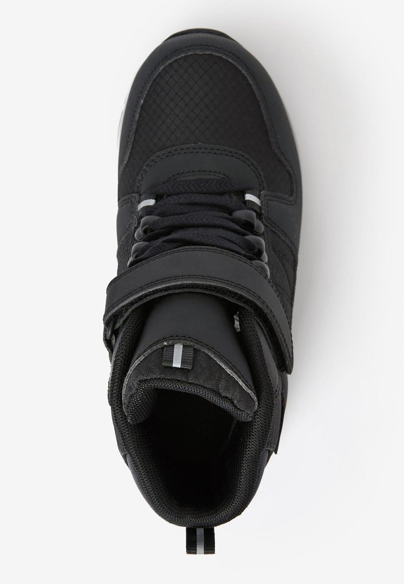 Schwarzer High-Top-Schuh mit strukturiertem Obermaterial, ausgestattet mit einem Riemen, Schnürsenkeln und reflektierenden Akzenten. Glattes Innenfutter und gepolsterter Schaft für zusätzlichen Komfort.
