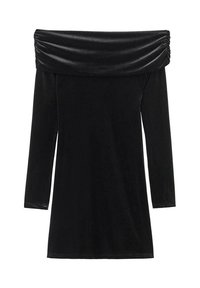 Rochie neagră cu umeri goi, cu mâneci lungi, având un decolteu drapat și o textură de catifea. Siluetă dreptă, lungime până la genunchi.