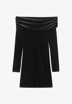 Crna haljina bez naramenica s dugim rukavima, s drapiranim dekolteom i baršunastom teksturom. Ravna silueta, kroj do koljena.