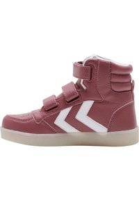 Baskets montantes en cuir synthétique mauve avec des accents en chevron blancs, maintenues par trois sangles réglables, dotées d'une finition texturée et d'une semelle en caoutchouc.