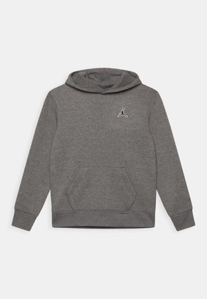 Grauer Hoodie mit langen Ärmeln, Fronttasche und kleinem schwarz-weißem Logo auf der oberen Brust.