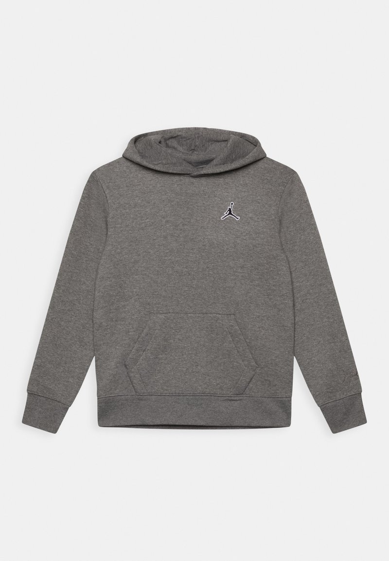 Hoodie gris à manches longues avec poche avant et petit logo noir et blanc sur la poitrine supérieure.