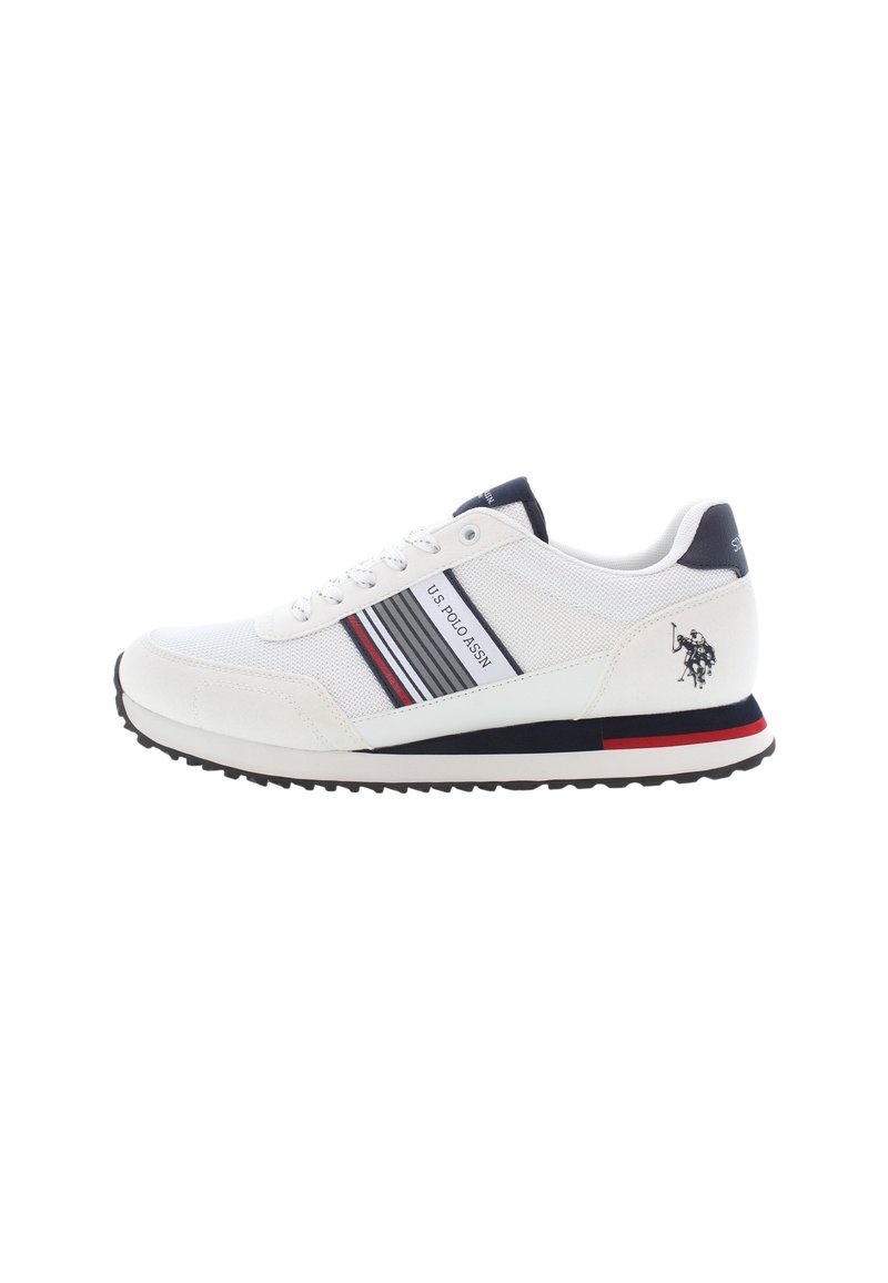 Scarpa sportiva bianca con materiali in rete e sintetici, caratterizzata da strisce blu navy e rosse, allacciatura frontale e logo sul tallone.