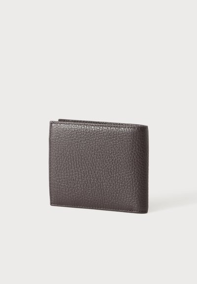 Portefeuille bifold en cuir marron foncé texturé, fermé, debout sur un fond clair uni.