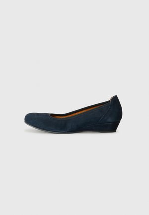 Ballerines en daim bleu marine avec un bout arrondi, un petit talon compensé et une doublure intérieure lisse. Design minimaliste sans embellissements visibles.