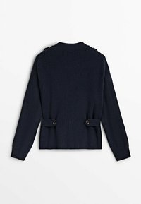 Pull en maille côtelée bleu marine à manches longues, bretelles boutonnées à la taille et col rond, vu de dos sur fond blanc.