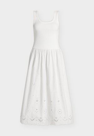 Abito bianco senza maniche con corpetto aderente a coste e gonna arricciata con ricamo a occhielli e bordo smerlato.