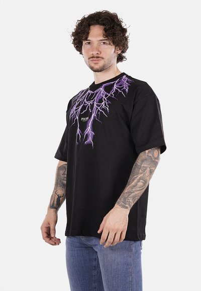 T-shirt nera in cotone con maniche corte, con grafiche di fulmini viola sulla parte anteriore e un piccolo logo al centro. Vestibilità normale.