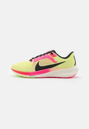 Chaussure de course Nike Pegasus 40 jaune et rose avec swoosh noir, lacets noirs et semelle blanche rembourrée vue du côté droit.