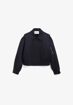 Marinekleurige cropped jas met een puntige kraag, elastische zoom en lange mouwen. Bevat zijzakken en een ritszak op de mouw.