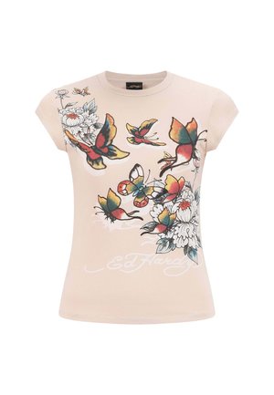 T-shirt color beige chiaro con maniche corte, caratterizzato da stampe colorate di farfalle e fiori, e "Ed Hardy" stampato in bianco nella parte inferiore.