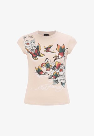 T-shirt color beige chiaro con maniche corte, caratterizzato da stampe colorate di farfalle e fiori, e "Ed Hardy" stampato in bianco nella parte inferiore.