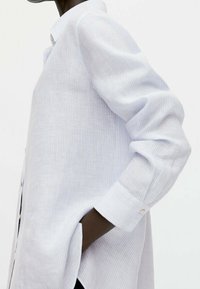 Lichtblauw gestreept overhemd met lange mouwen en een casual pasvorm, voorzien van een button-down kraag en manchetten, gemaakt van een zachte, ademende stof.