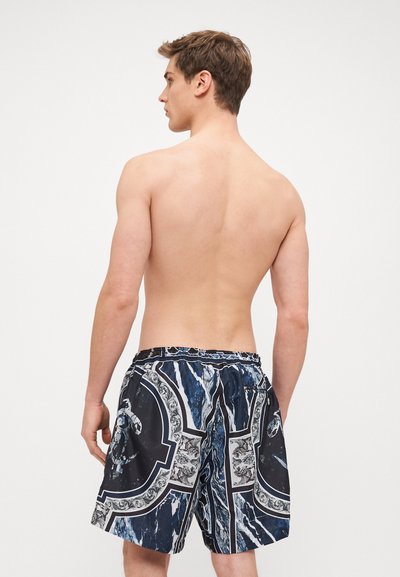 Shorts de bain pour hommes avec un motif marbré bleu, des accents noirs et blancs, une taille élastique et une coupe ample.