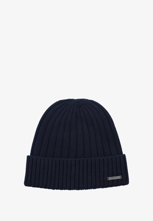 Granatowa dziana czapka beanie z pionowym żeberkowaniem i podwiniętym mankietem. Metalowa metka na mankiecie z detalami marki.