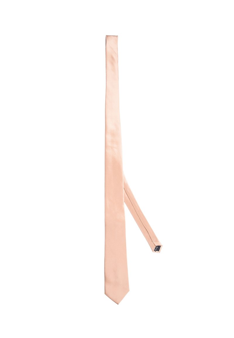 Cravatta di raso color pesca con una superficie liscia, dotata di una punta stretta e affusolata e un design semplice e non decorato.