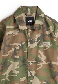 Tarnfarbenes Button-Up-Jackett in grün, beige und brauen Tönen. Es hat einen Kragen, Vorderknopfverschlüsse und ein Vans-Logo-Patch. Material aus Baumwollmischung.