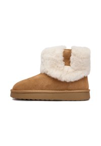 Hnedé semišové členkové topánky s krémovým umelým kožúškom, plochou gumovou podrážkou a prešitím na zadnej strane. Mäkká textúra a zaoblený tvar.
