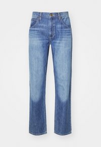 Jeans in denim blu con taglio dritto, lavaggio chiaro, design a cinque tasche, bottone bronzo e cuciture in contrasto nelle cuciture.