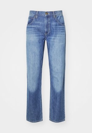 Kék farmernadrág egyenes szabással, világos mosással, öt zsebes kialakítással, bronz gombbal és eltérő varrásokkal az illesztéseknél.