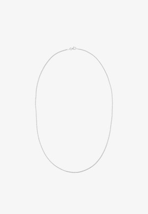 Collier chaîne fine en argent avec petit fermoir à ressort, disposé en forme ovale sur un fond blanc.
