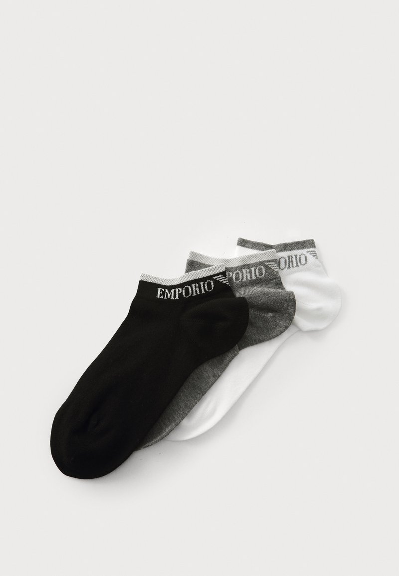 Três pares de meias curtas em preto, cinza e branco. Cada meia apresenta um punho canelado com "EMPORIO" numa cor contrastante. Textura suave.