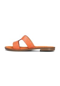 Platte slip-on sandalen met een oranje leren bovenkant, twee kruissp straps, decoratieve zilveren studs en een bruine buitenzool. Zachte oranje voetbed.