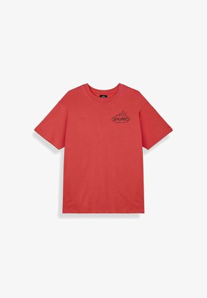 Rotes kurzärmeliges T-Shirt mit Rundhalsausschnitt und kleinem schwarzem Flammengrafik mit dem Schriftzug "PRIMED" auf der linken Brust.