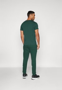 Björn Borg ESSENTIAL PANTS - Treningo apatinė dalis - pine grove