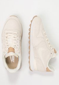 Nike Sportswear INTERNATIONALIST PRM - Sapatilhas - pale ivory/summit white/tan