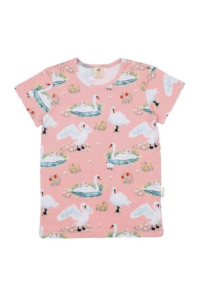 Rosa T-Shirt mit kurzen Ärmeln, ausgestattet mit weißen Schwänen in verschiedenen Posen, umgeben von grünem Gras und Blumen, aus weichem Baumwollmaterial gefertigt.