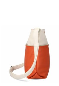 Borsa in pelle arancione con parte superiore bianca, forma cilindrica, tracolla regolabile e texture liscia. Dettagli cuciti valorizzano il design.