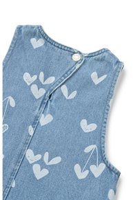 Ολόσωμη φόρμα από τζιν σε ανοιχτό μπλε χρώμα με κούμπωμα με κουμπιά. Φέρει λευκά σχέδια καρδιάς και κερασιού. Ακατέργαστες άκρες και αμάνικη σχεδίαση.