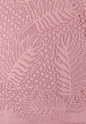 Roze gebreide stof met een gedetailleerd kantpatroon met bladvormen, dat open en gesloten steken laat zien voor variatie in textuur.