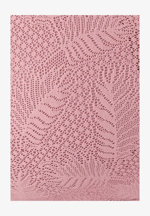 Tissu tricoté rose présentant un motif en dentelle détaillé avec des motifs de feuilles, mettant en valeur des points ouverts et fermés pour une variation de texture.