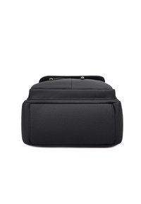 Borsa a mano in pelle nera con superficie testurizzata, fondo strutturato e chiusura superiore con hardware argentato e dettagli cuciti.