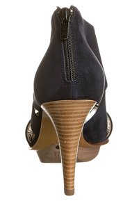 Navy suede kiimat korkokengät, joissa on vetoketju, avoimet sivut ja kapeat puukorkot, joissa on pystysuuntainen raidoitus.