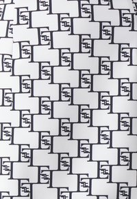 Tkanina wzorzysta z powtarzającym się geometrycznym wzorem ciemnych kształtów na białym tle, gładka tekstura i eleganckie wykończenie.