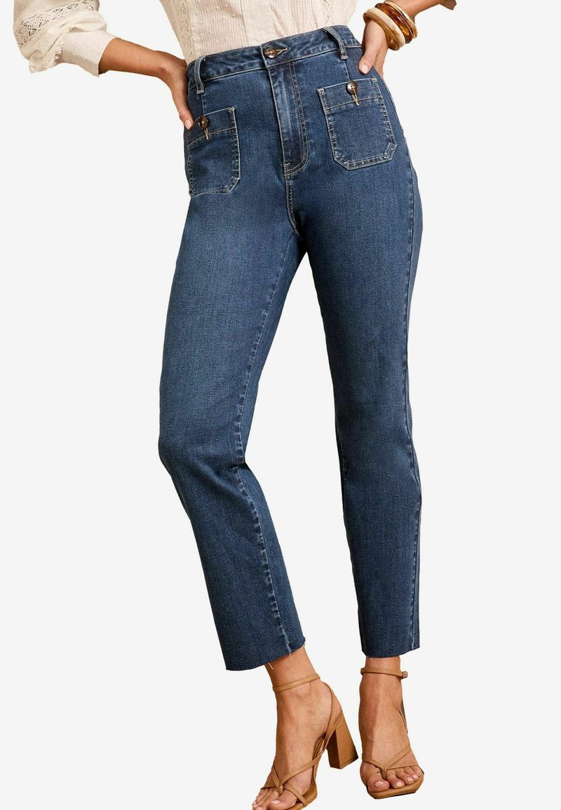 Temno modri kavbojasti hlače z visokim pasom in oprijetim krojem, ki vključujejo dva sprednja žepa in dva zadnja žepa, narejene iz denima z gladko teksturo.