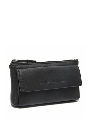 Cartera de cuero negro con un bolsillo frontal de solapa y un compartimento superior con cremallera, con el logo en relieve de "The Chesterfield Brand".