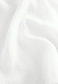 Letvægts hvidt stof med en glat tekstur, der har et subtilt vævet mønster og blød fald, ideelt til beklædning eller boligtekstiler.