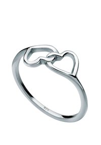 Silverring med två sammanflätade hjärtan. Tillverkad av 925 sterling silver med en slät yta och polerad finish.