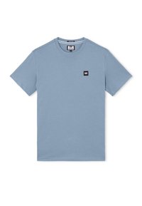 Tricou scurt, de culoare albastru deschis, cu guler rotund și mâneci scurte, având un mic logo pătrat negru pe partea stângă a pieptului și un eticheta de marcă pe interiorul gulerului.