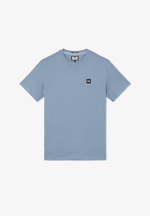 Svetlo modra majica s kratkimi rokavi in okroglim ovratnikom, z majhnim črnim kvadratnim logotipom na levem prsnem delu in blagovno znamko v ovratniku.