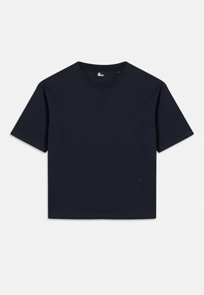 Tmavomodré tričko s krátkym rukávom z bavlny. Dizajn s kruhovým výstrihom, rovný lem a minimálnym označením v dolnom ľavom rohu.