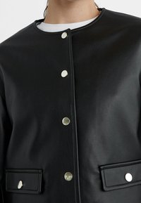 Stradivarius Jacka i konstläder - black