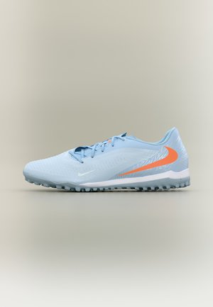 Chaussure de football Nike bleu clair avec logo swoosh orange, semelle texturée et lacets, présentée sur fond neutre.